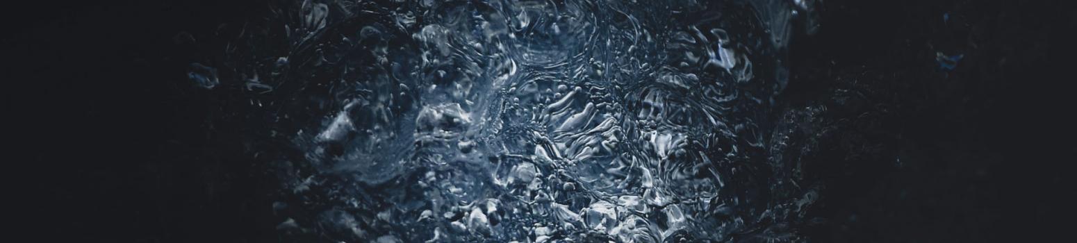 Woda alkaliczna - co to jest i dlaczego warto ją pić